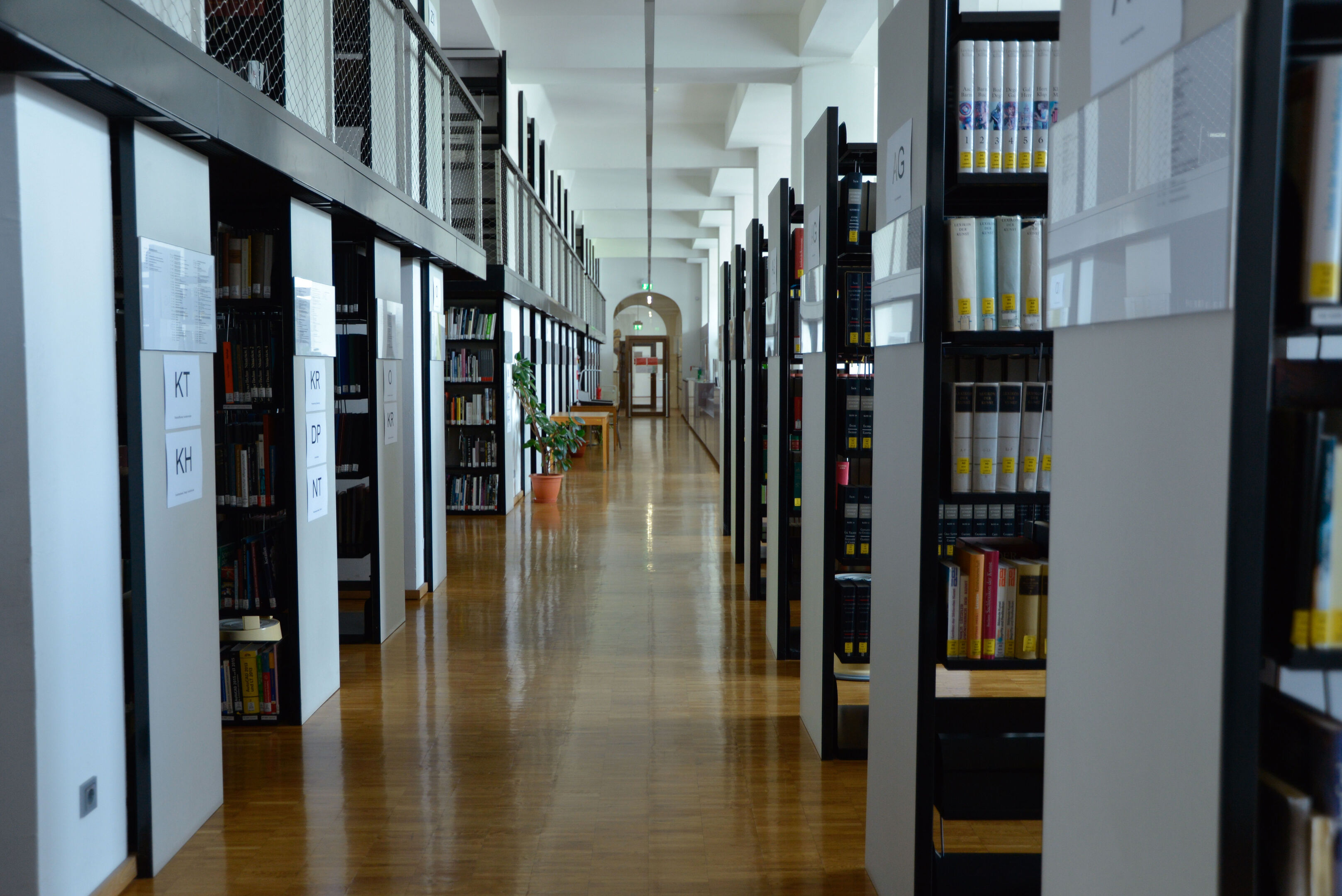 bibliothek-hintergrundbild_1-vers.12.06.21.jpg